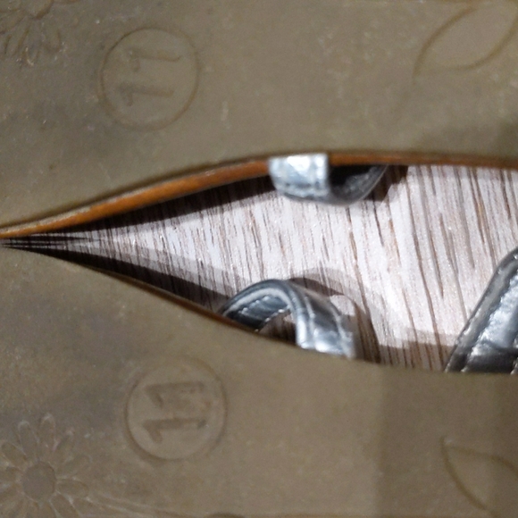 Adorable girls sandles size 11 - Picture 3 of 4